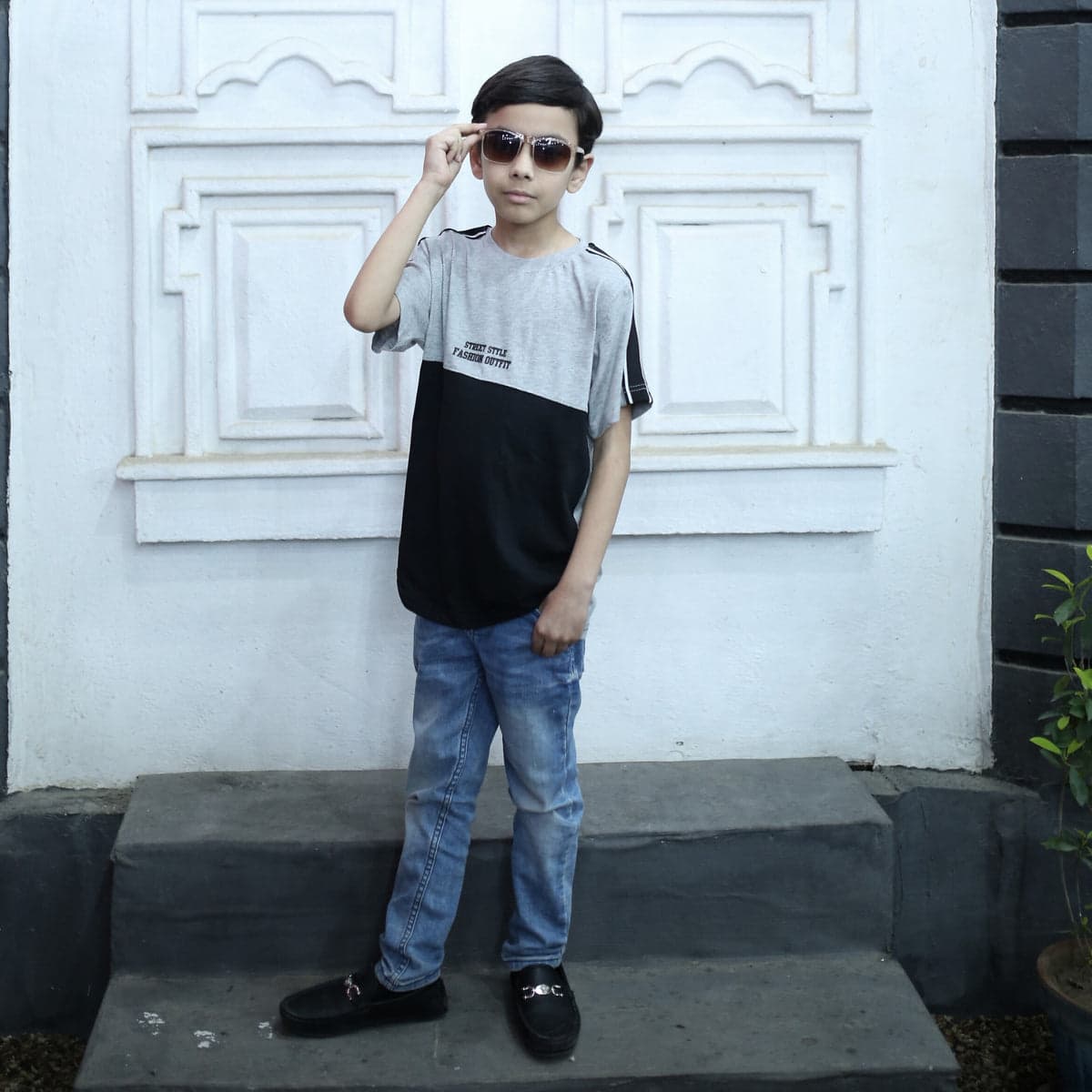 Fashion Outfit Graphic T-shirt – thumbnail 2